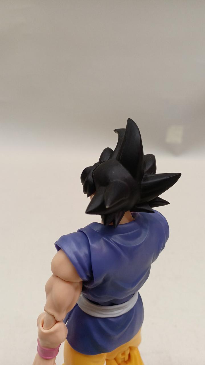 髪の毛角白くなっています。