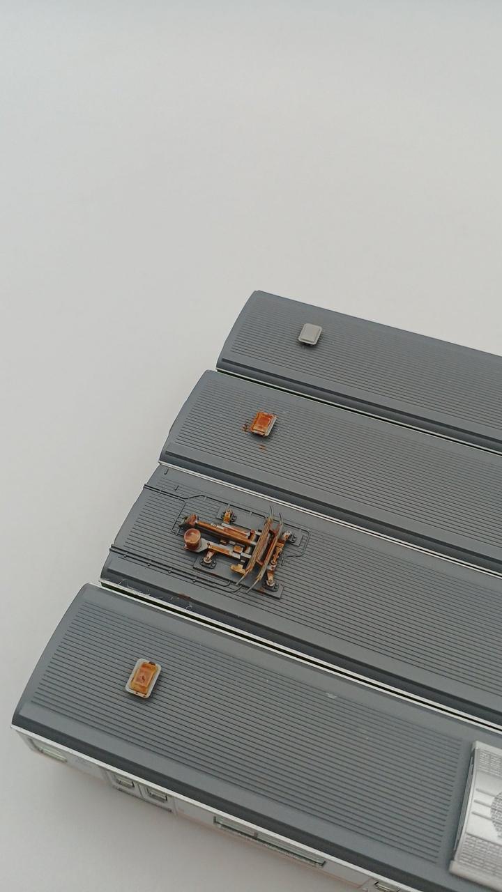 上部塗装あり、パンタグラフ塗装あり