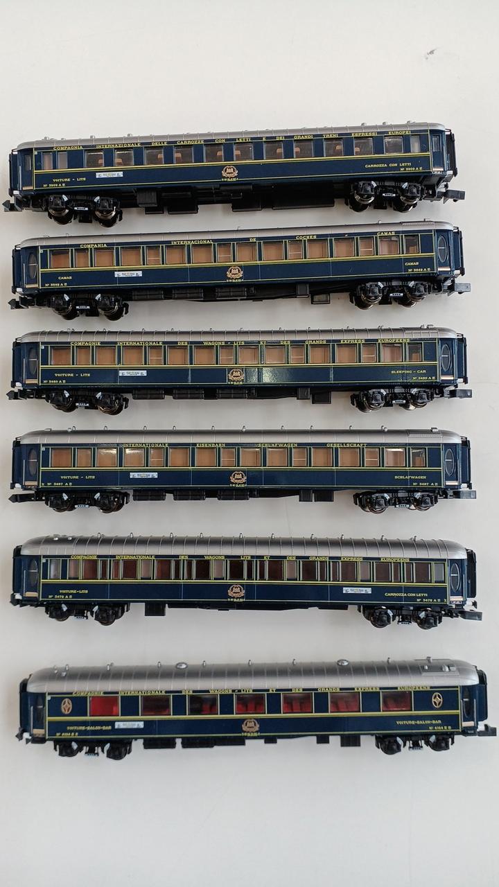 6両共、室内灯あり