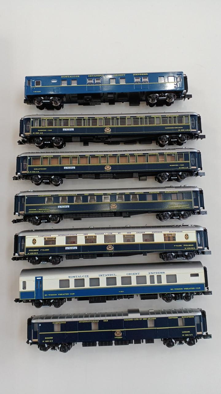 一番下の車両以外室内灯あり