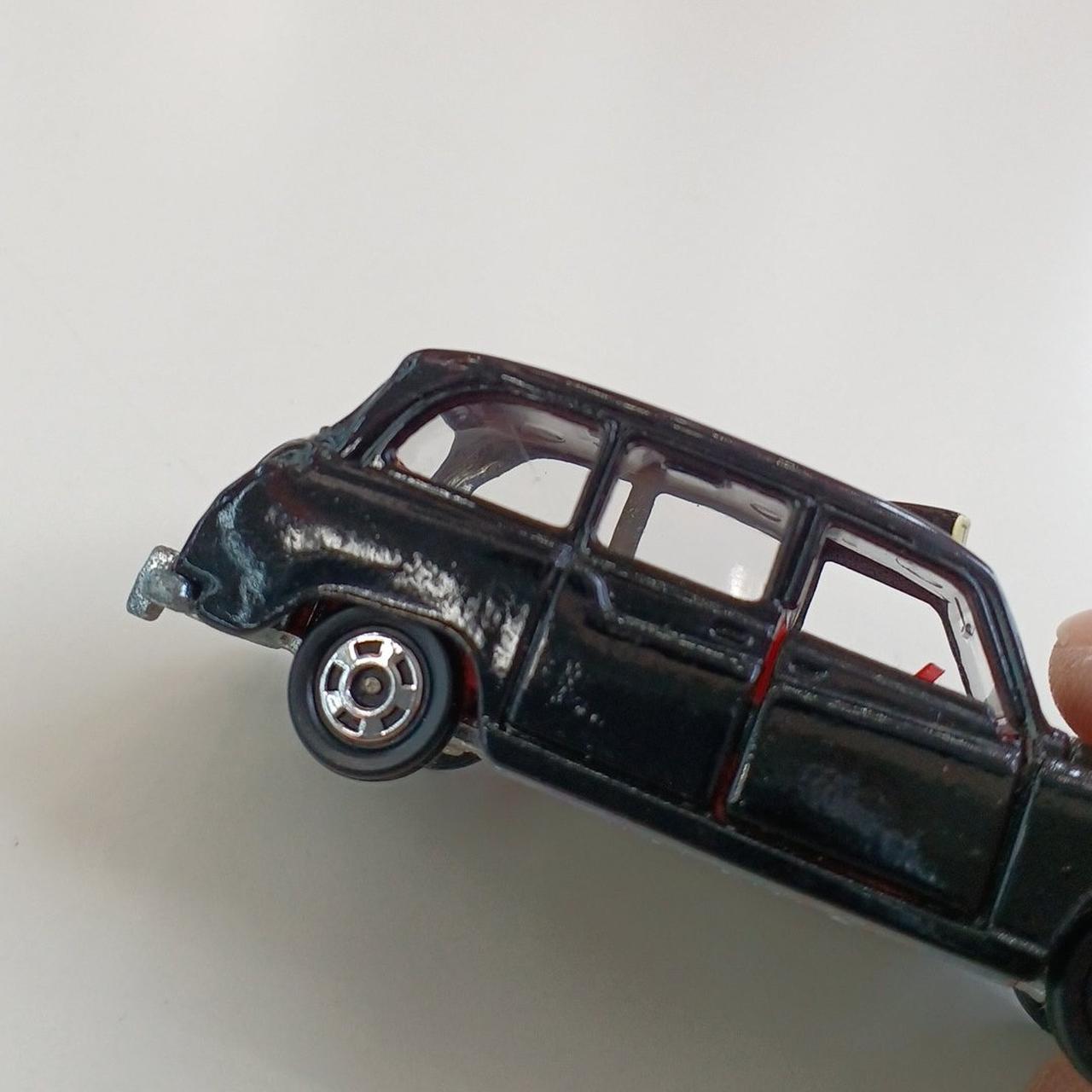 窓に小さなキズあり