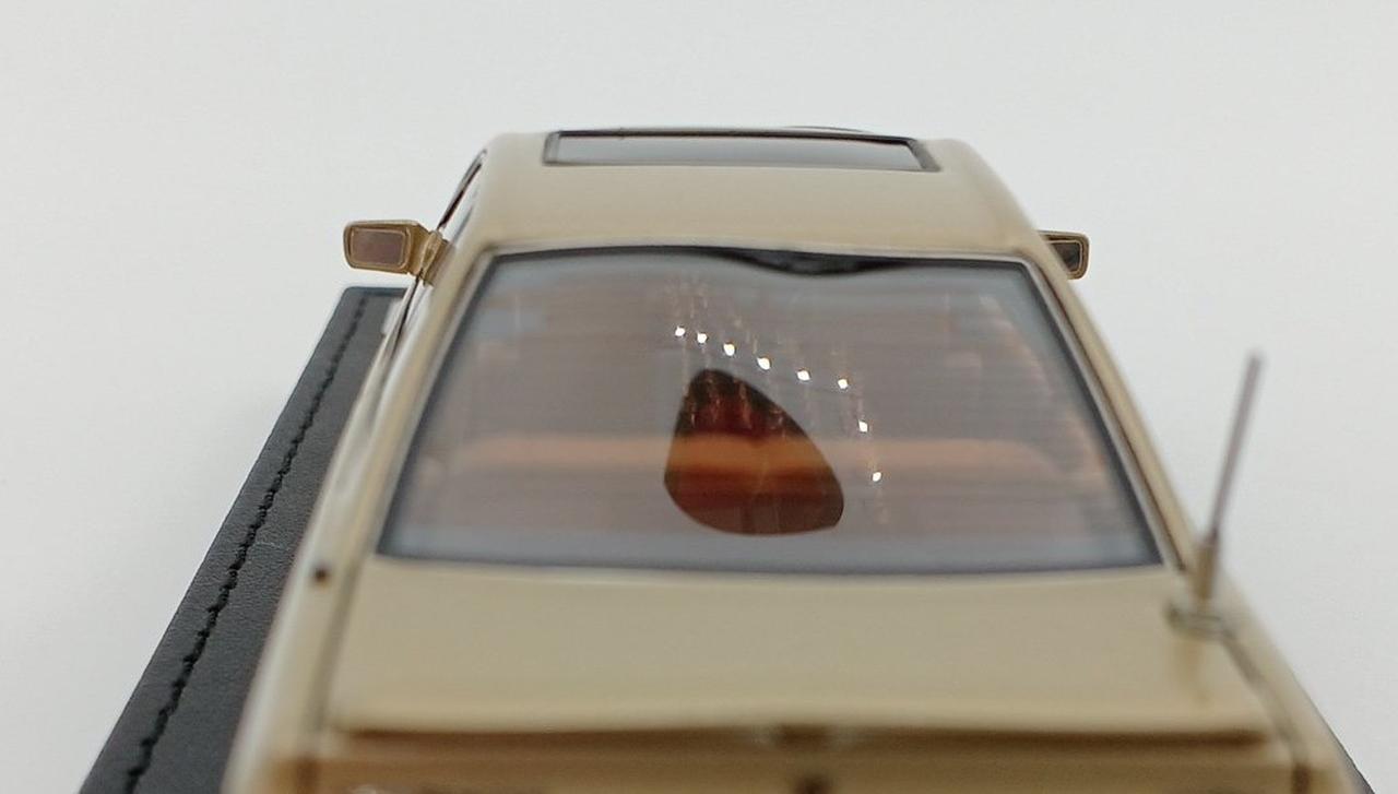 バックドアガラス浮きあり