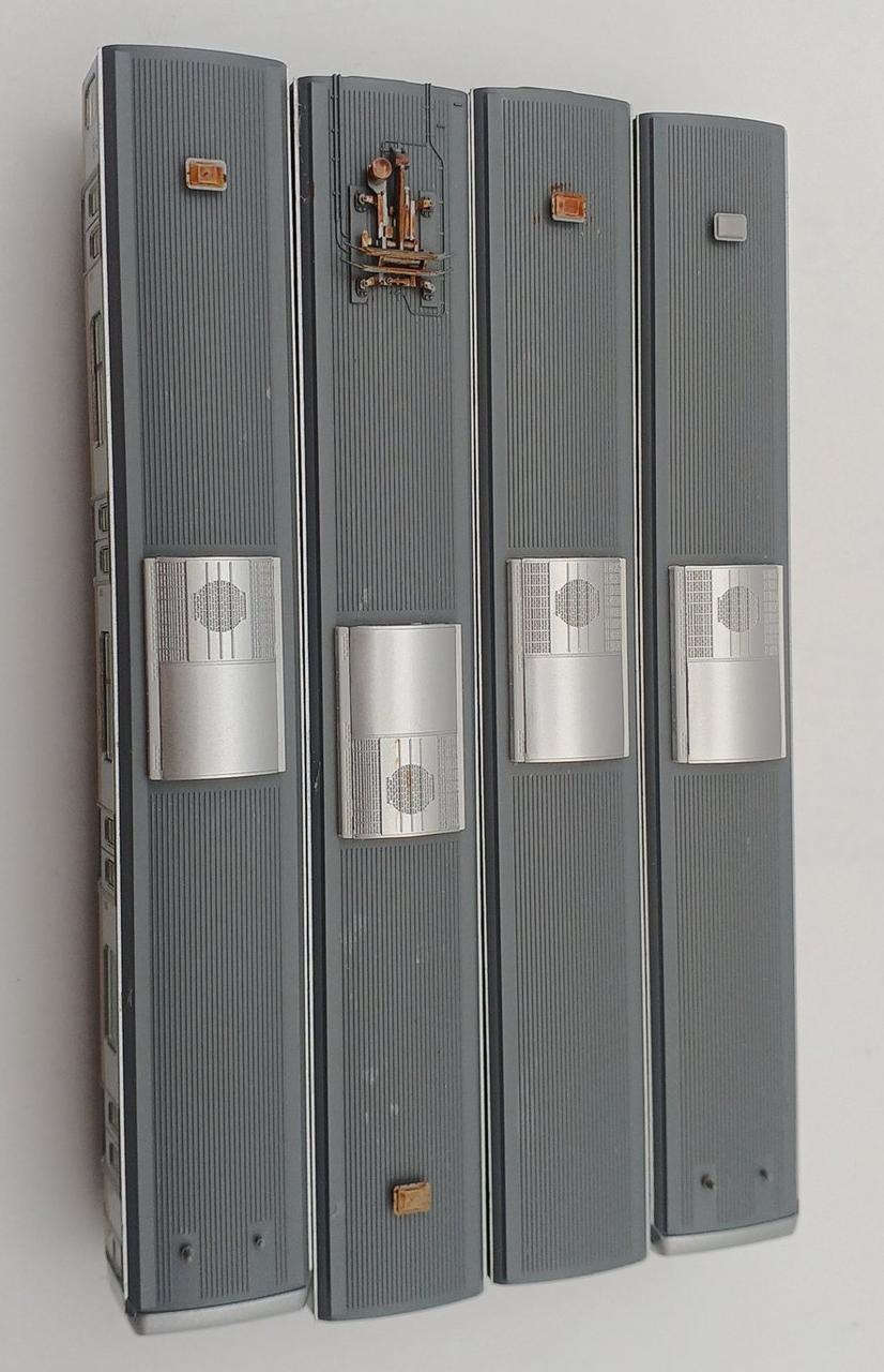 上部塗装あり、パンタグラフ塗装あり