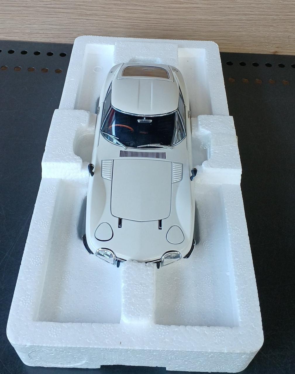 本体イタミ、左ドアノブ欠け有り