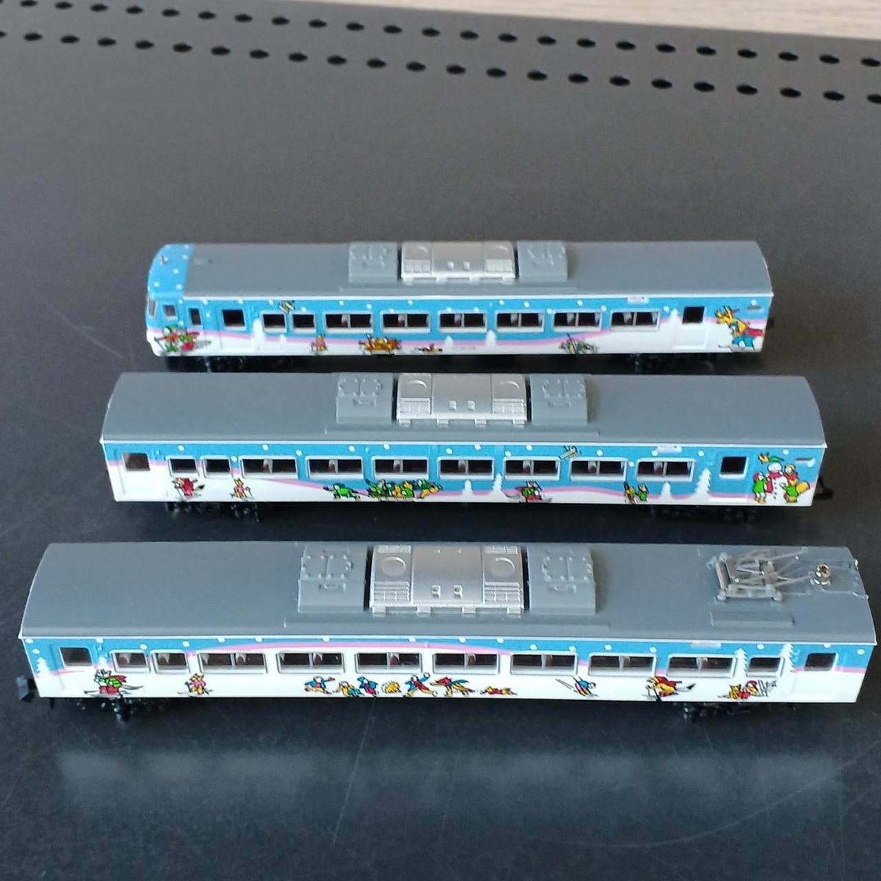 一両上部破損あり