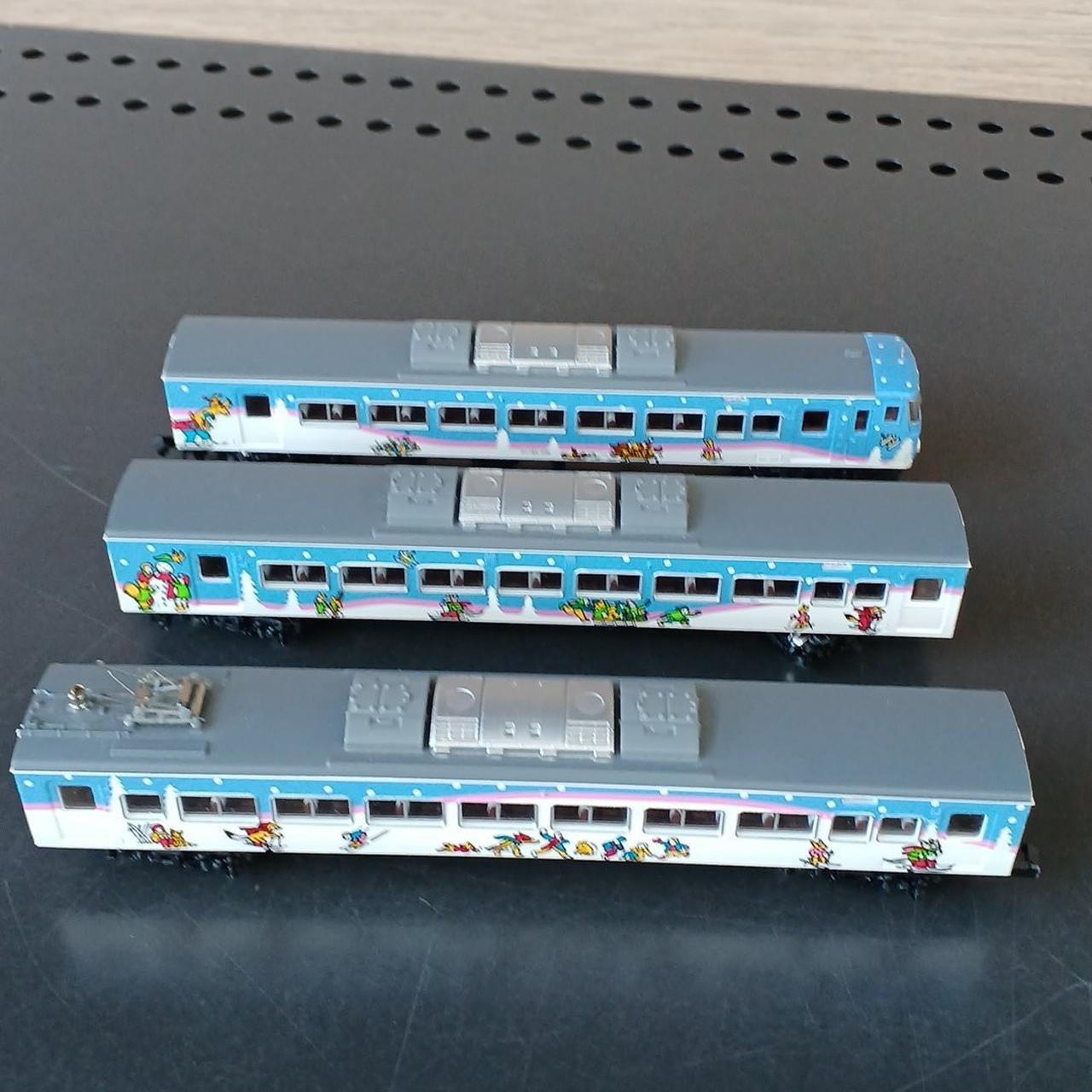 一両上部破損あり