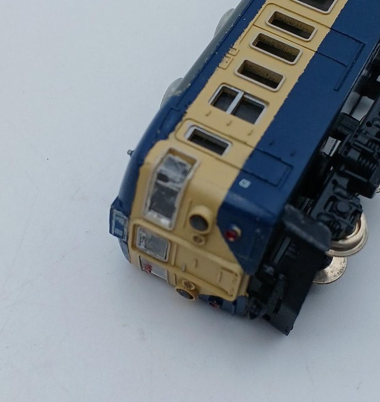 先頭車両イタミあり