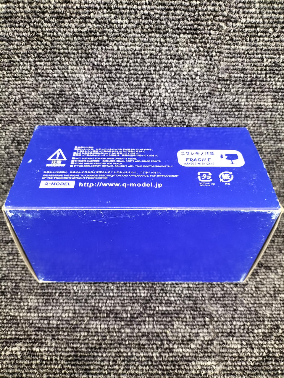 外箱裏にスレ傷あります。