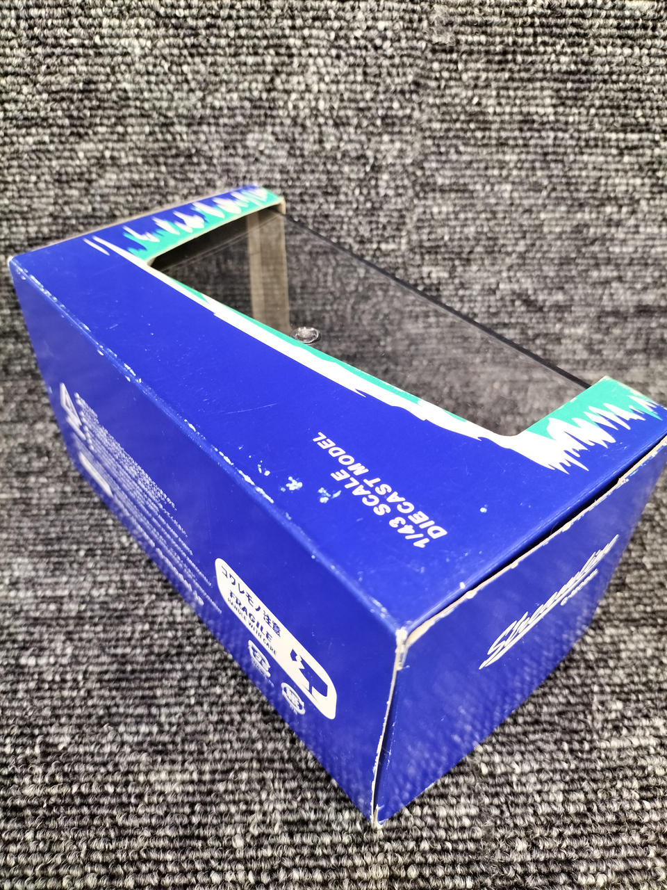 外箱にスレ傷あります。