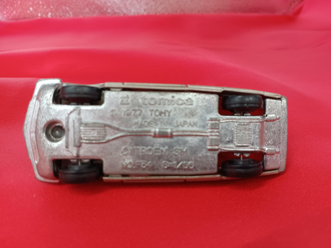 キズあります。