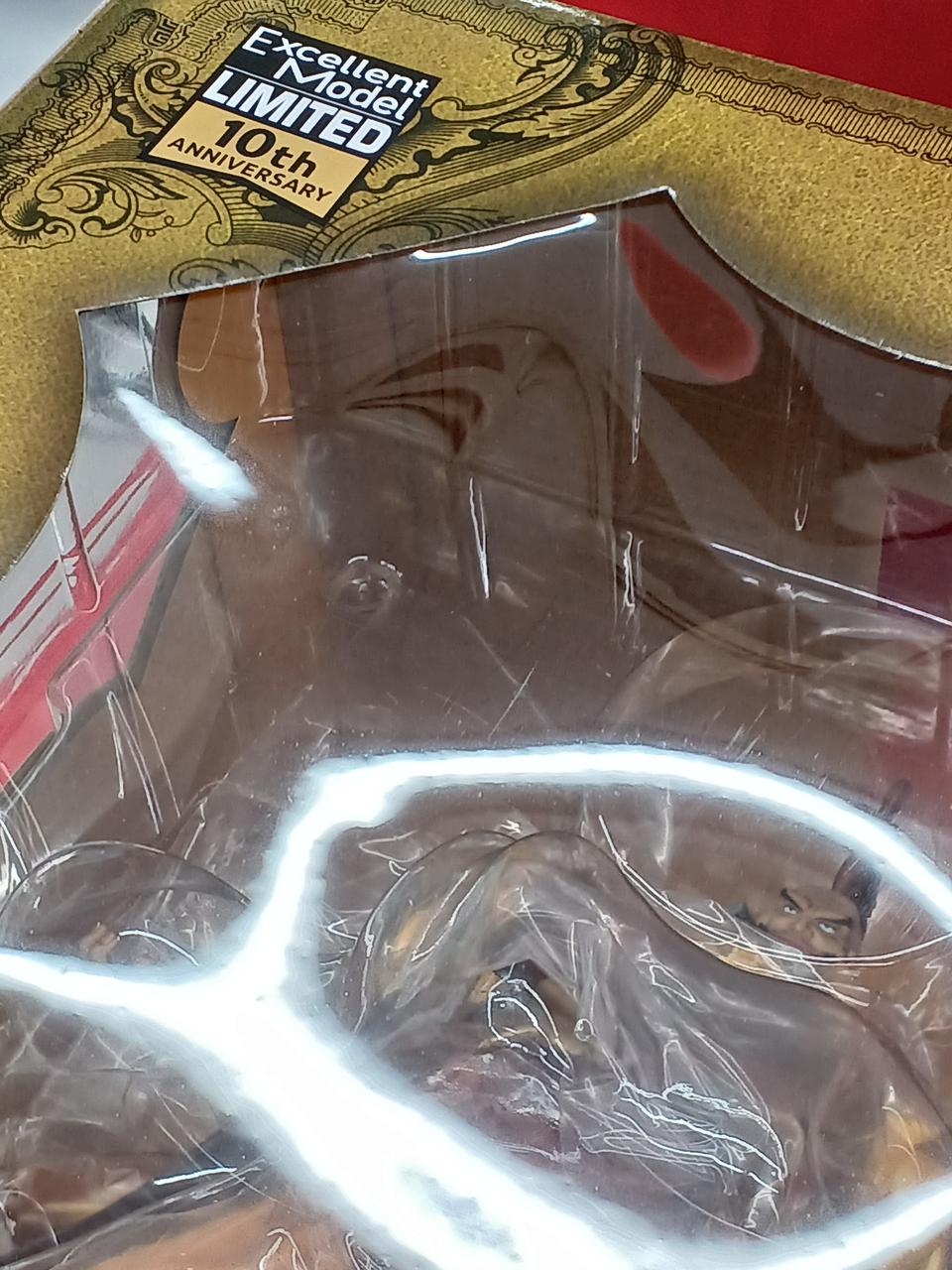 表面に擦り傷があります。