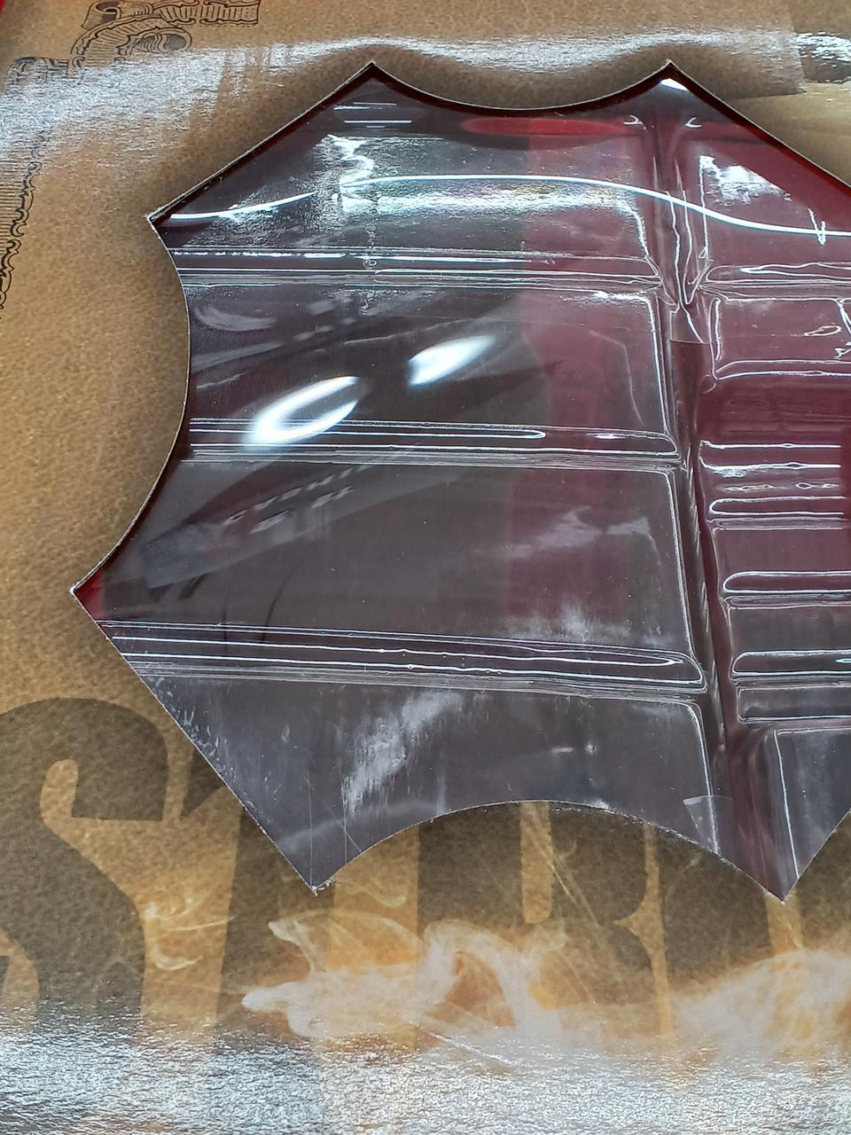 白い汚れ、キズがあります。