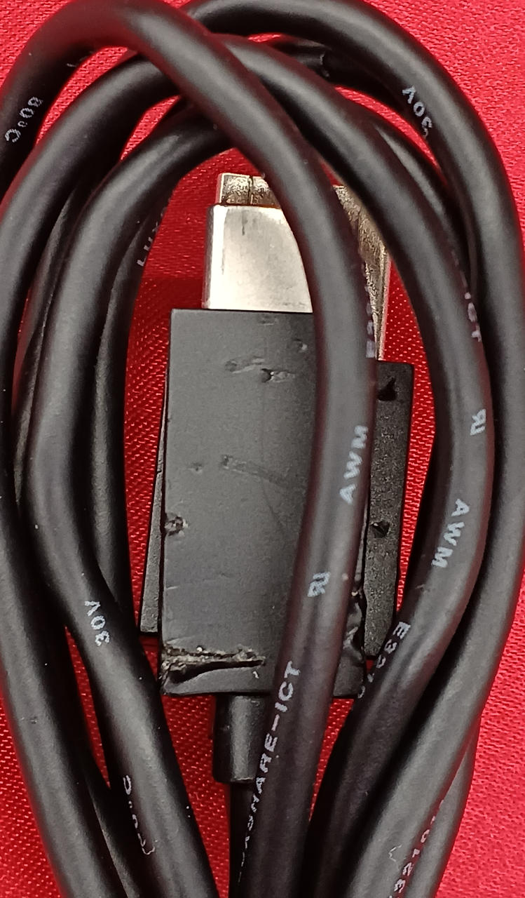 噛み跡のようなキズあります。