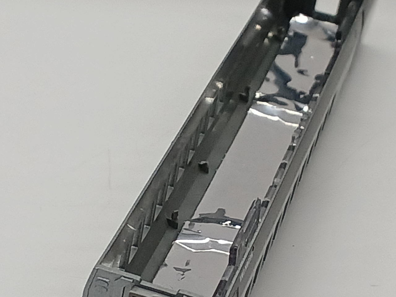 モハ786-102 ボディ側ガラス爪折れ