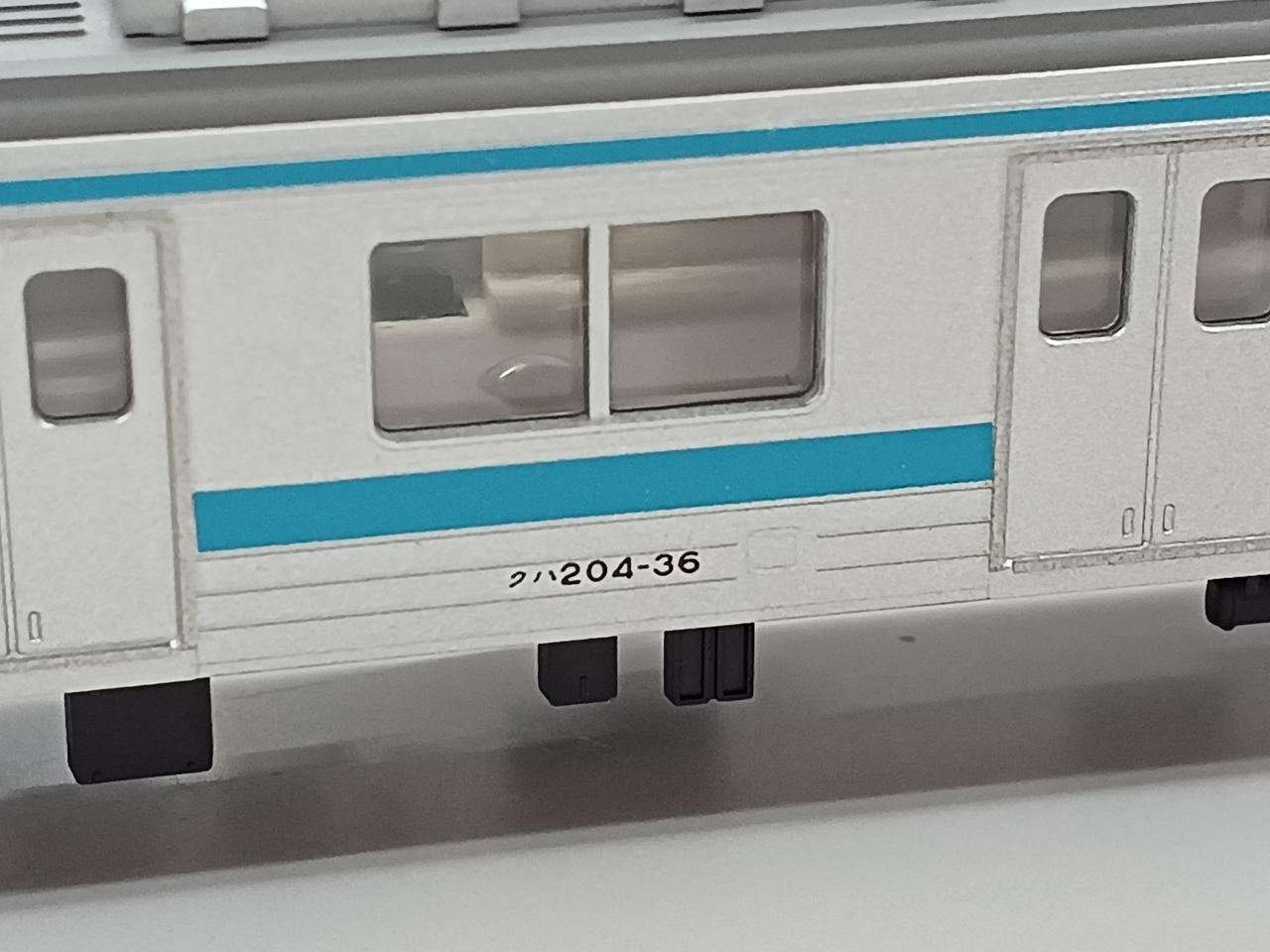 ボディ共通のためドアコック位置が違います