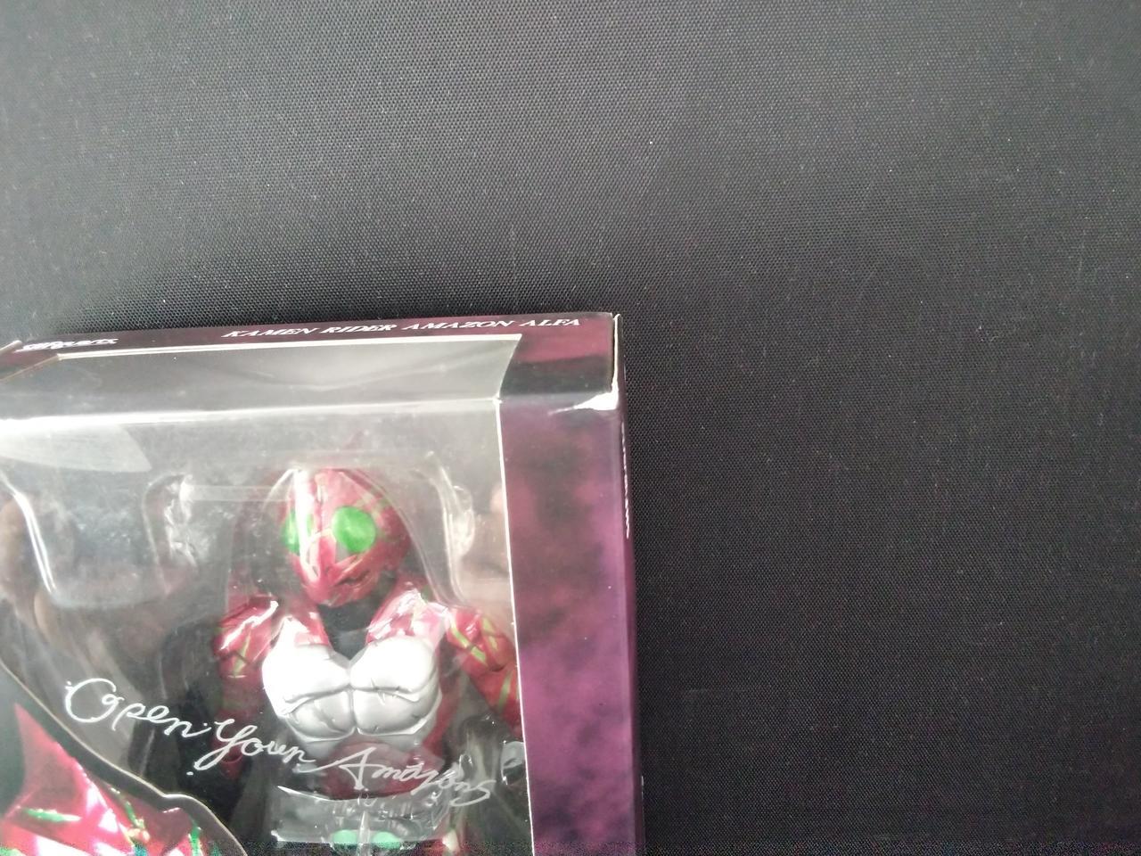 箱に若干の破れあり