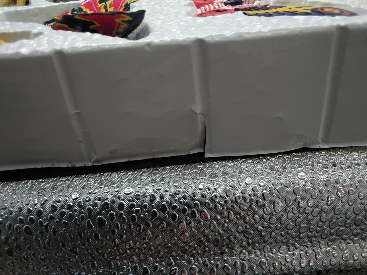 内箱に割れあり