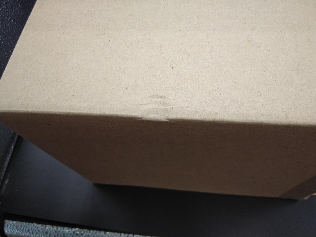 外箱に凹みあり
