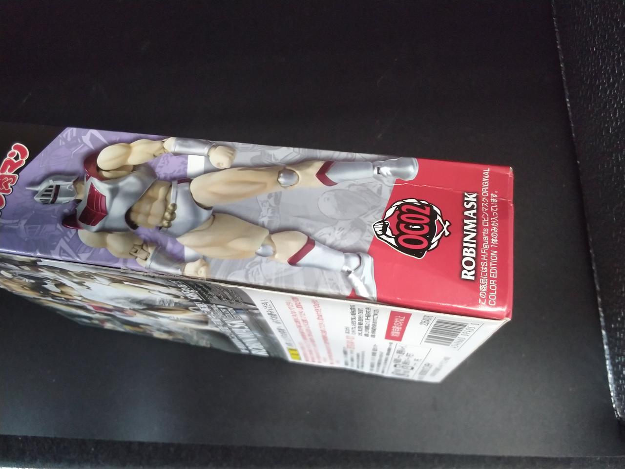 箱が折れて変形しています。