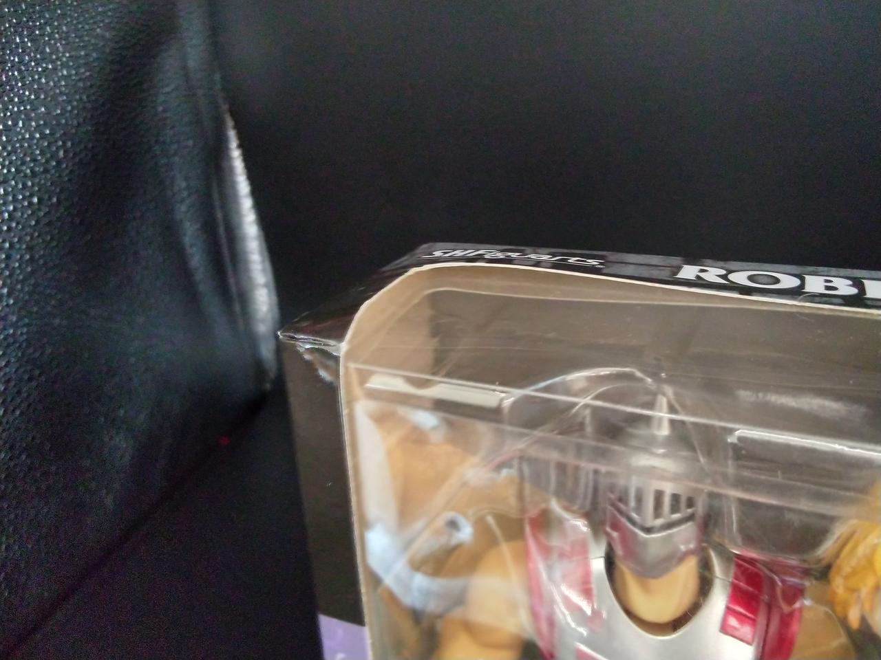 箱の変形により隙間ができています。