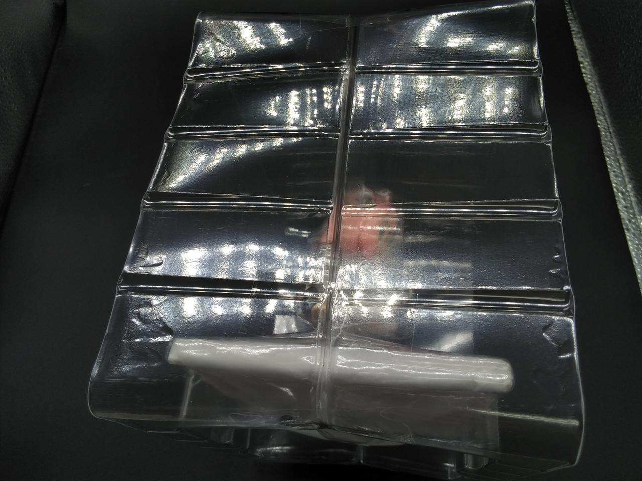 ブリスターはテープで止めてあります。