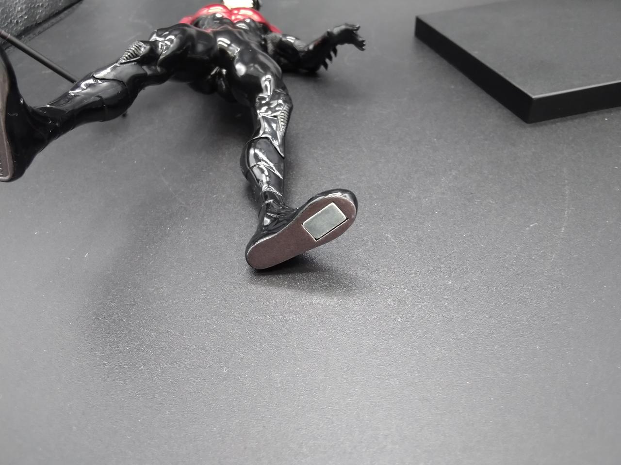 台座には磁石で付いています。