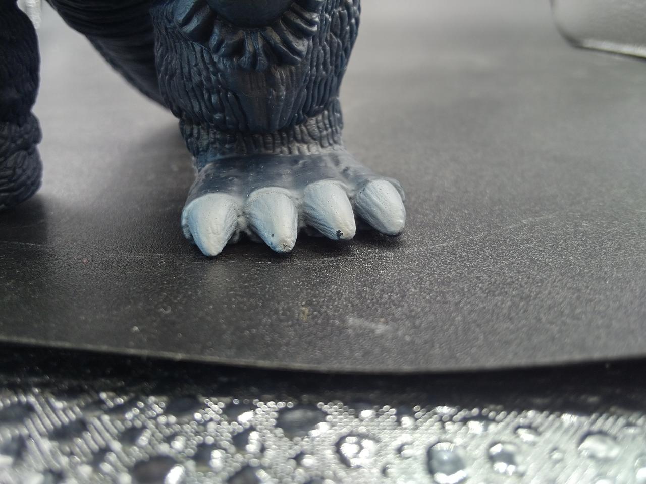 爪先に若干の塗装剥げあり