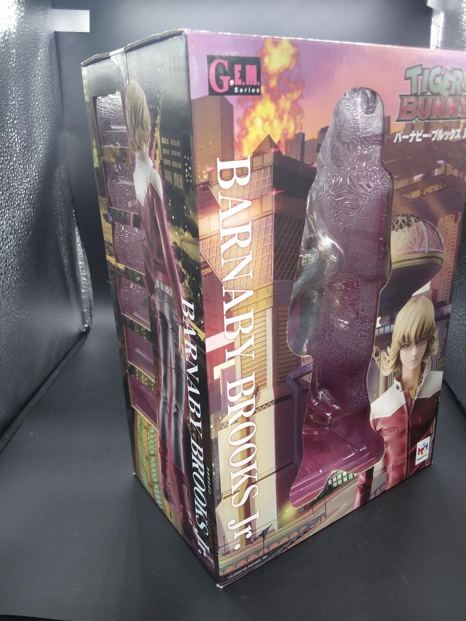 箱全体的に凹んでいます