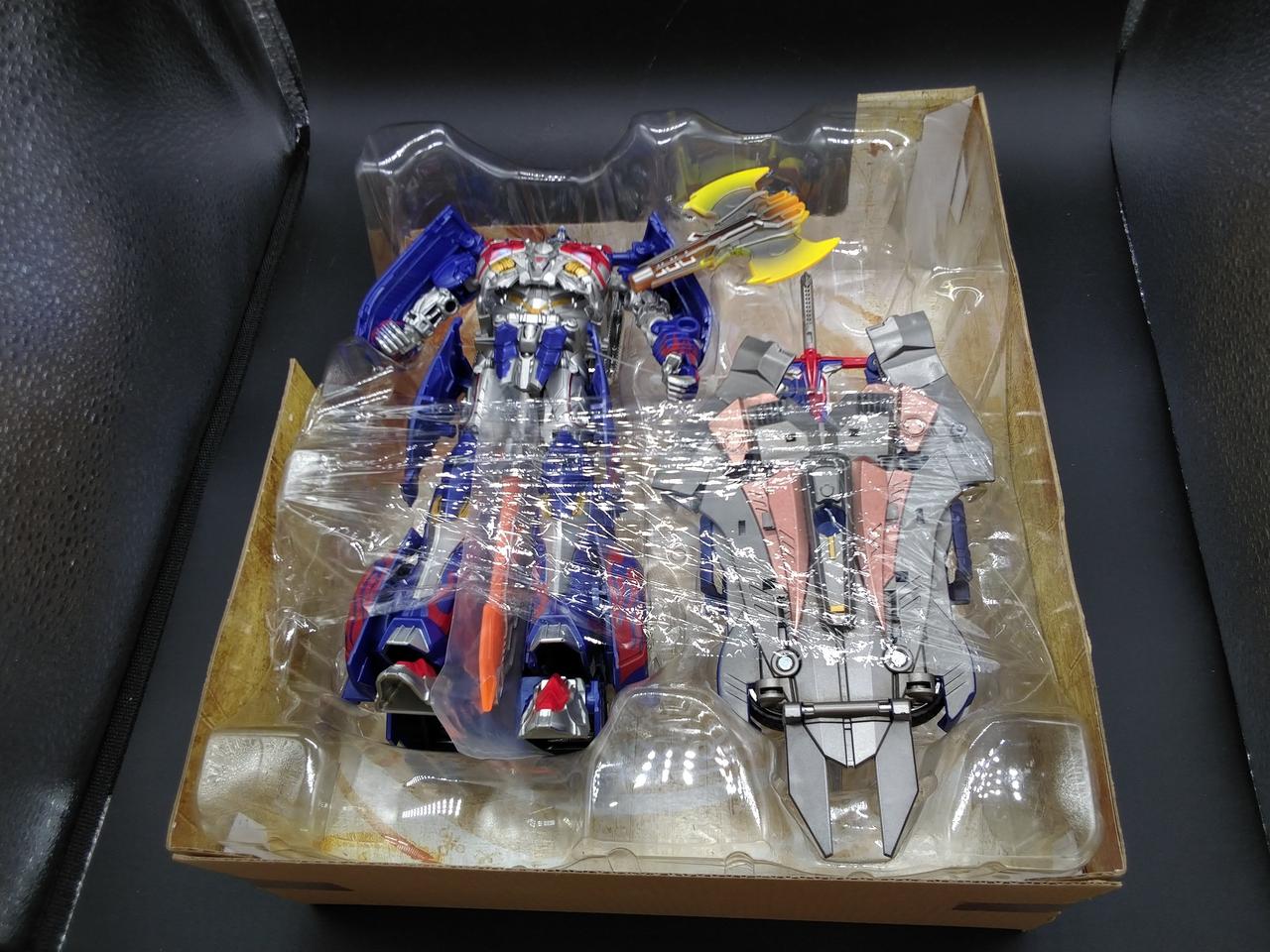 中で動くため、ラップとマスキングで固定