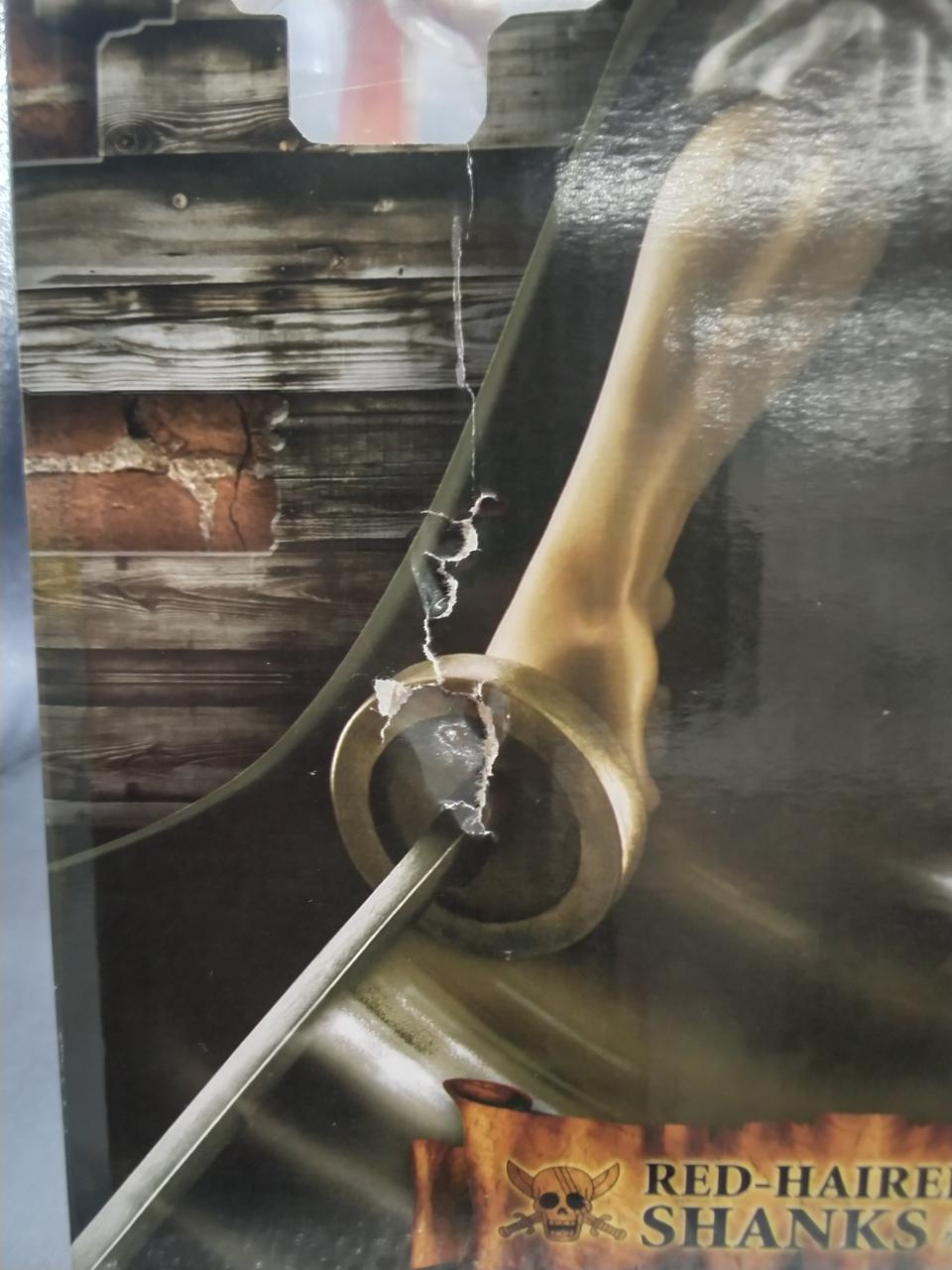 外箱に穴があいています