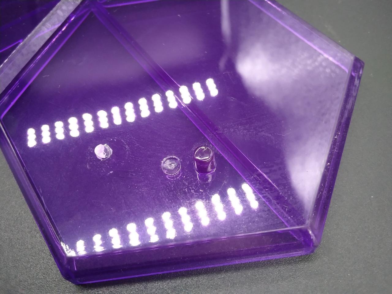 台座の凸部一部折れあり（右足）