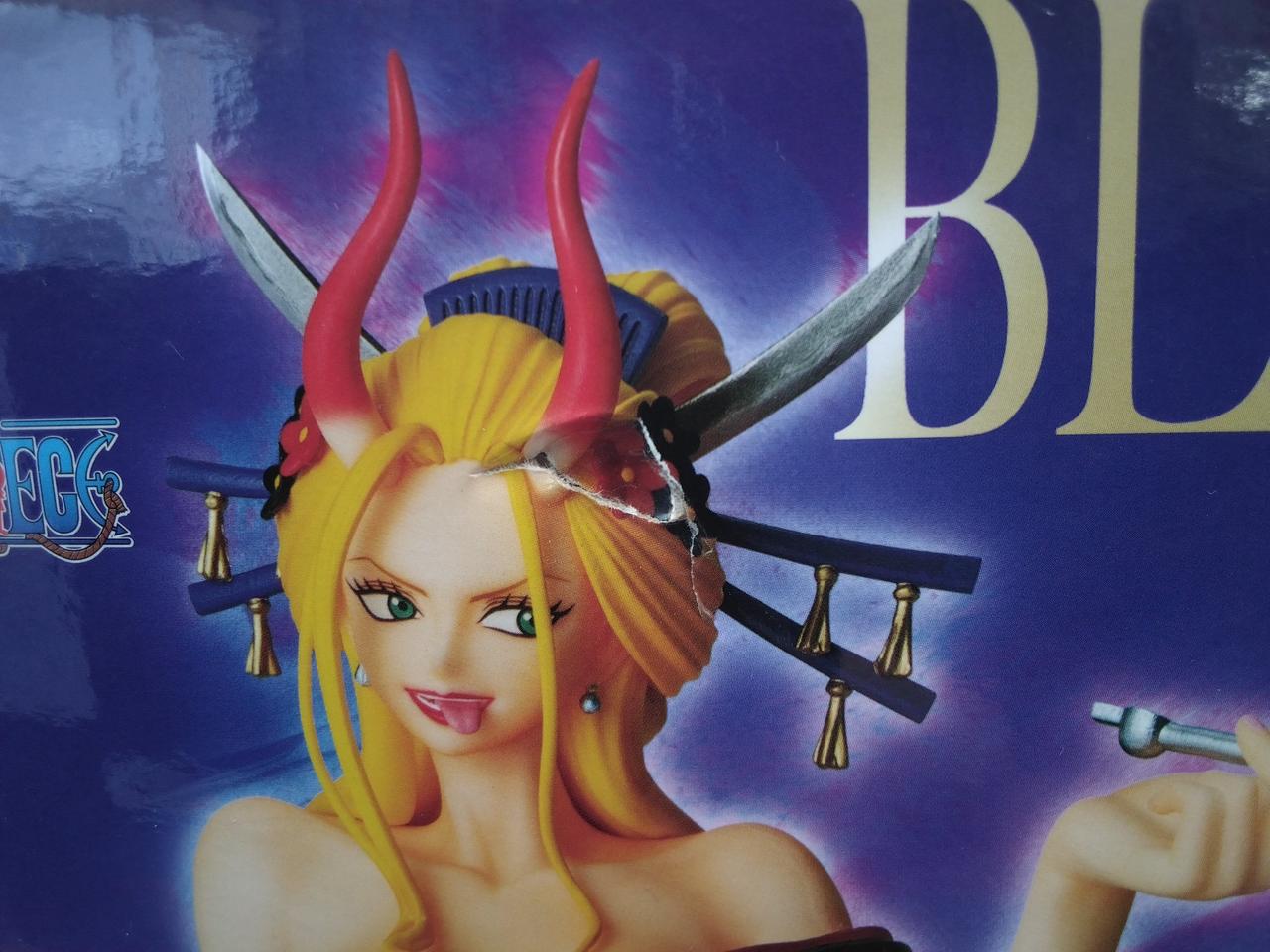 正面に穴があいています