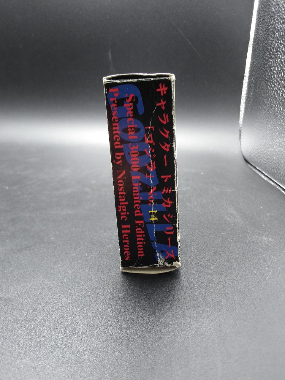 箱は全体的に傷みあり