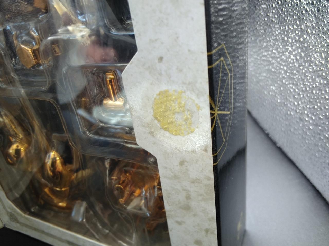 片側のマジックテープが外れています