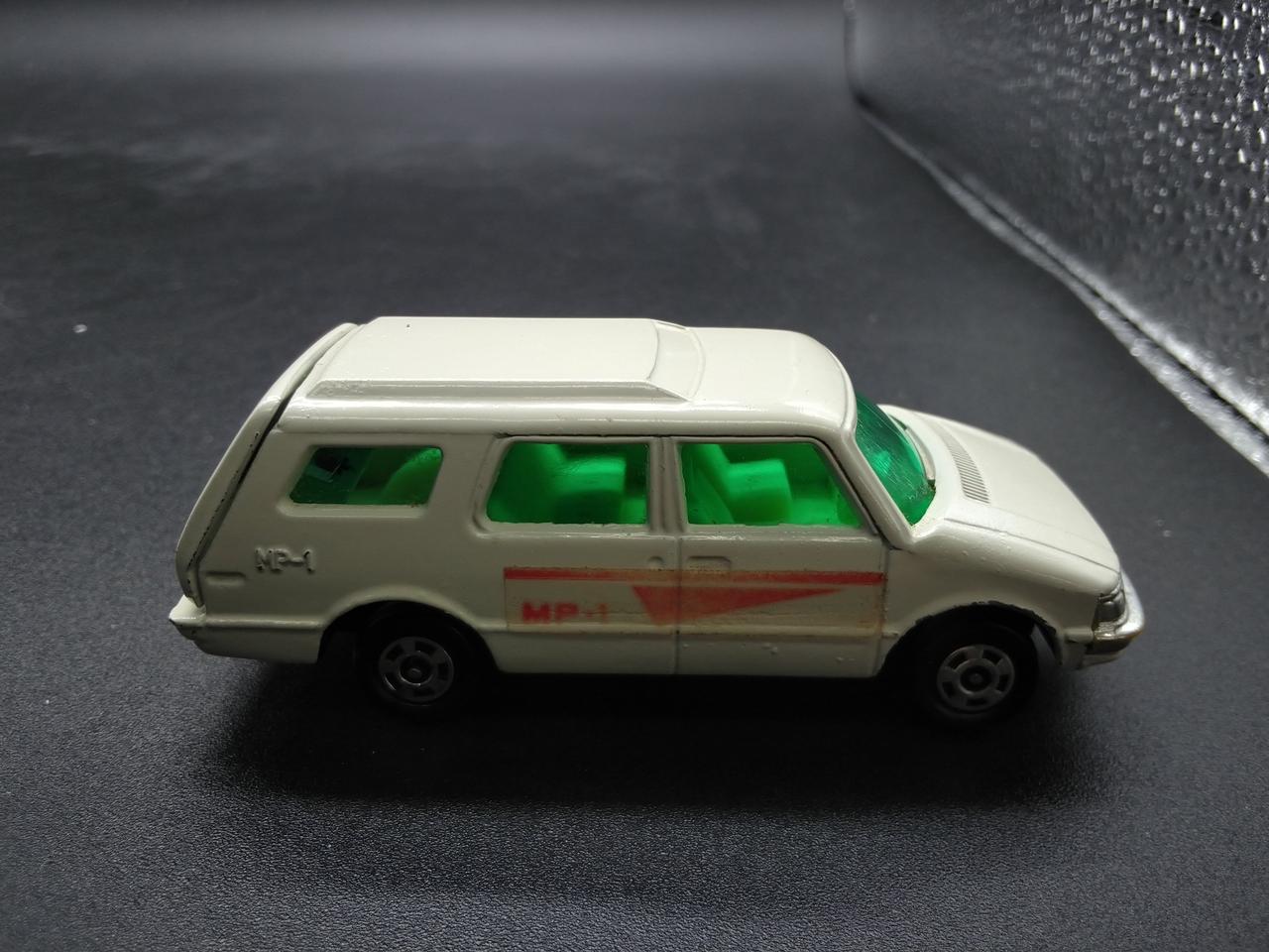 車体右側のシールが劣化で薄くなっています