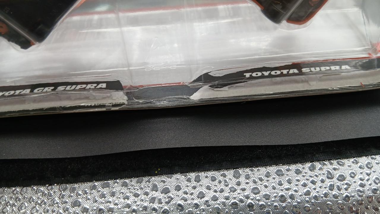下半分くらいが開封されています。