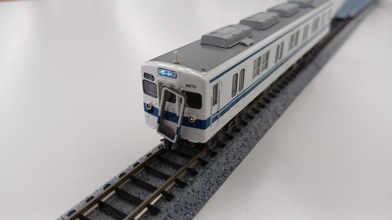 クハ8470の一部パーツがズレます。