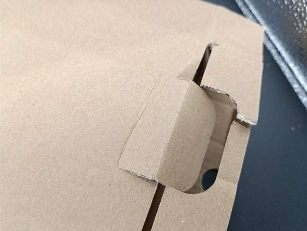 内箱、破れあり