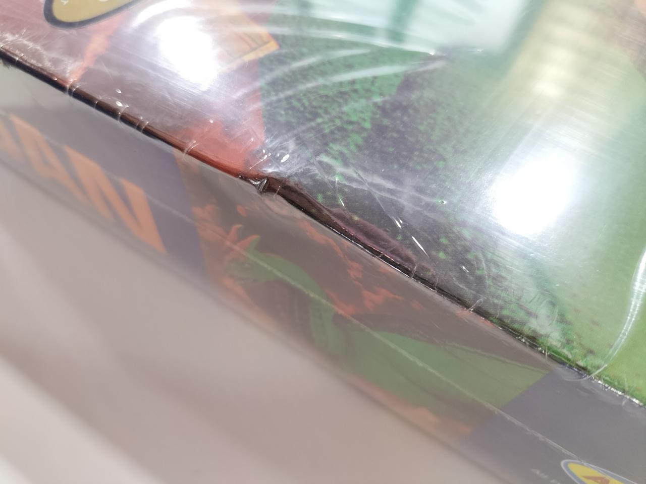 正面右側に凹みあり