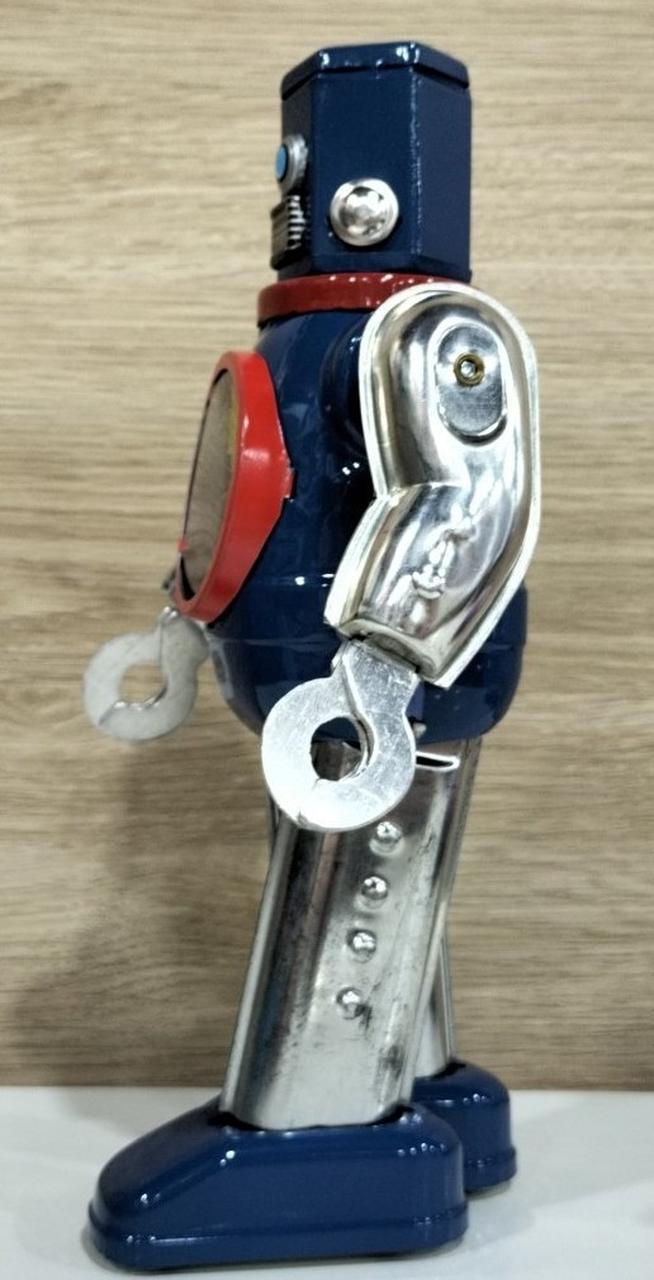 珍しいロボットです。新品　メタルハウス　変形ギヤーロボット Amazon.co.jp: GEAR ROBOT メタルハウス ギアロボット (ギア