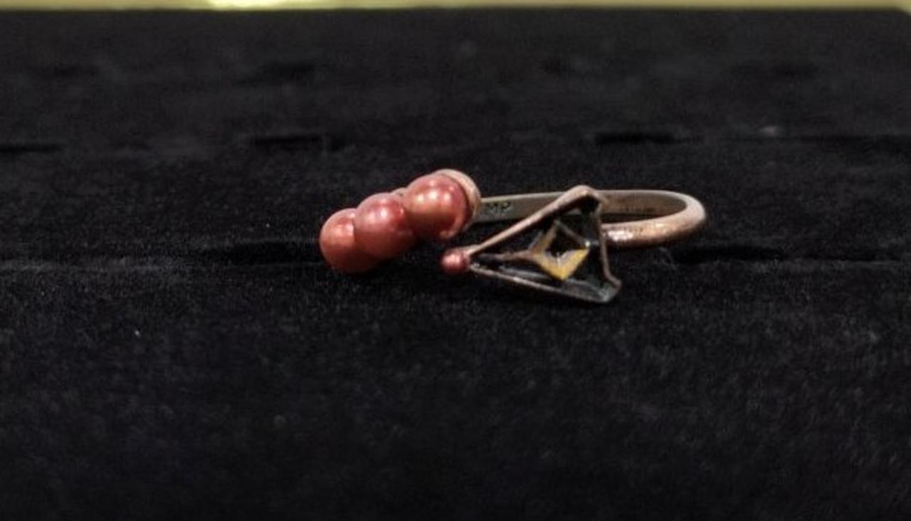 ラインストーン欠品です。