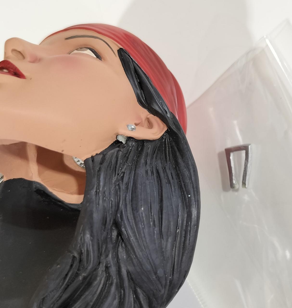 左耳のピアス破損あり