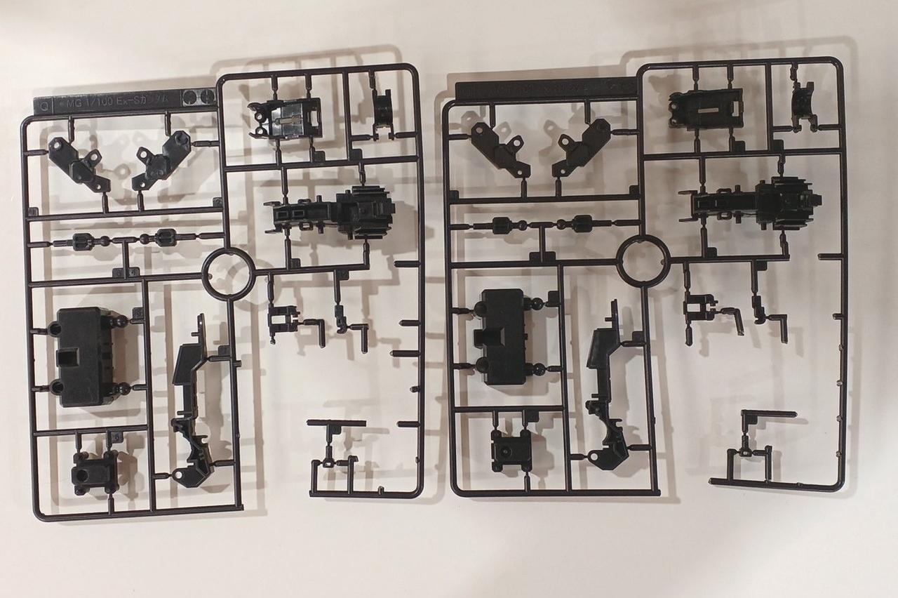 各ランナーの左下の13~20が欠品です。