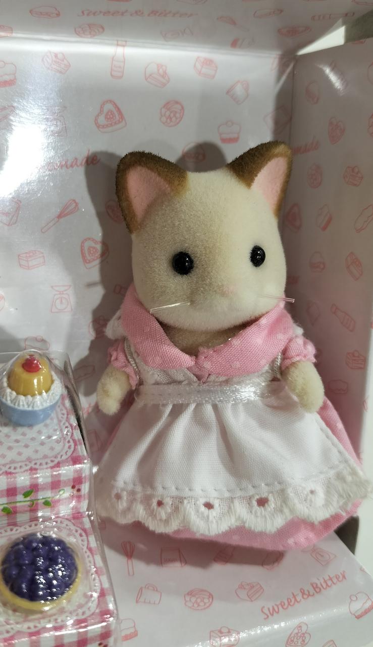 お顔に若干のシミあり