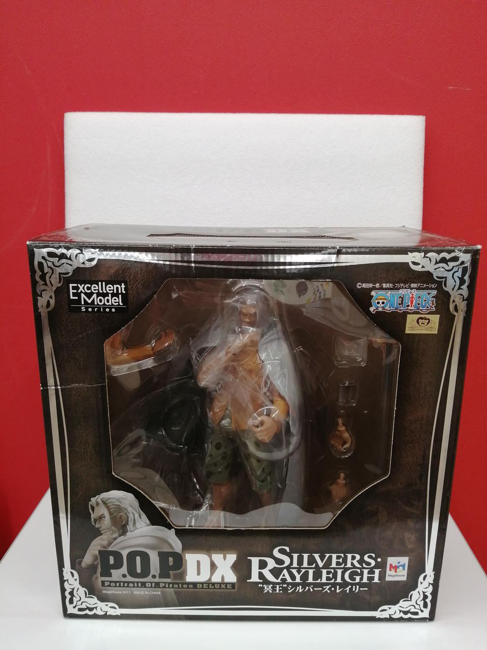 前のフィルム半分剥がれています。