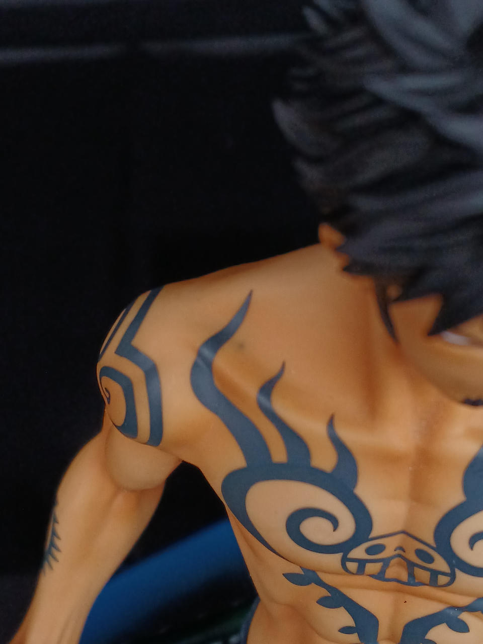 鎖骨のあたりに汚れあり