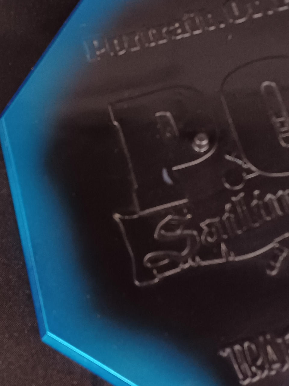 台座にキズあり