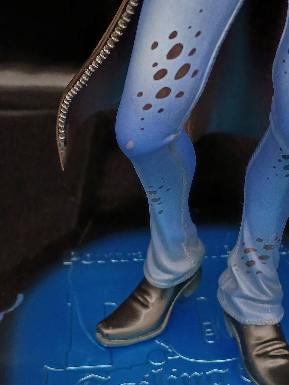 膝のあたりに塗装のはがれあり