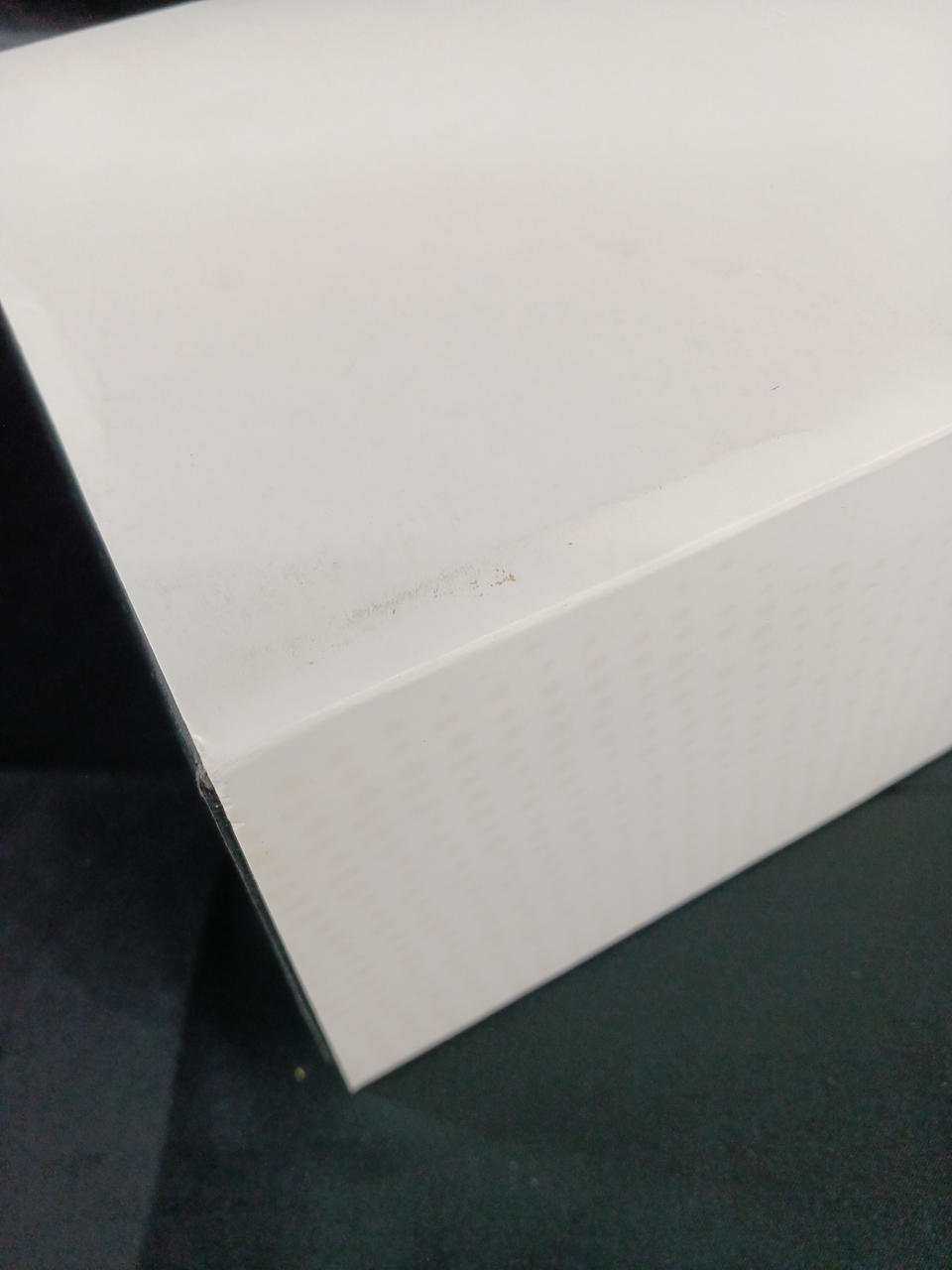 白い外箱全体的に汚れあります