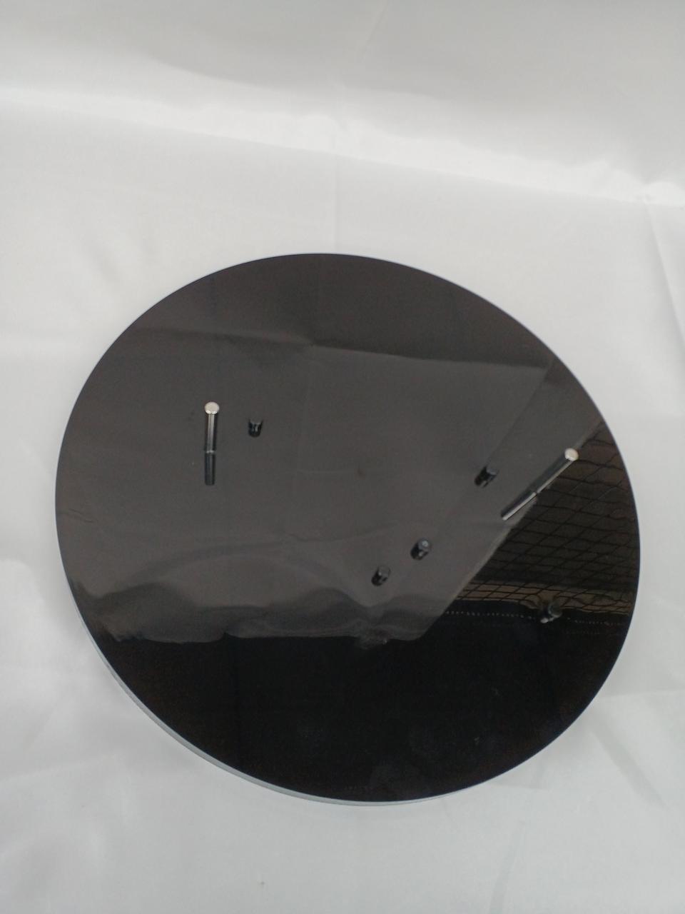 台座に擦り傷があります。